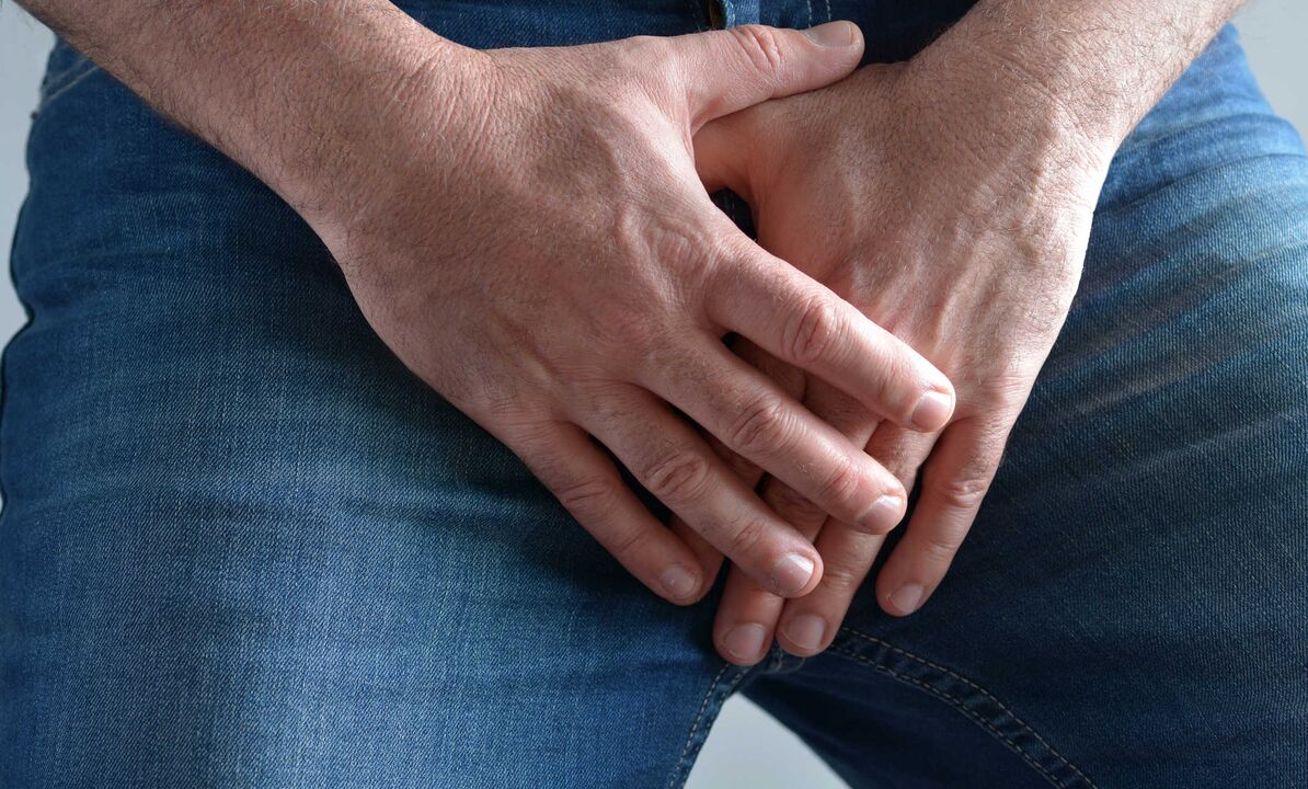 З прычыны мікрахірургічнай цягліцавай трансплантацыі пеніса мужчыну турбуе дыскамфорт у пахвіне.